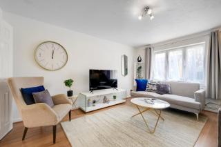 Sharp Close 4 Bedroom 2 Bathroom in Aylesbury - 9