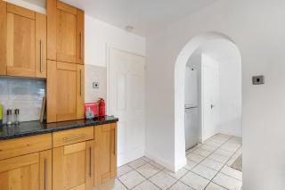Sharp Close 4 Bedroom 2 Bathroom in Aylesbury - 2