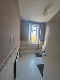 Serene Ocean-View Apartment Room in Roker, UK - 8