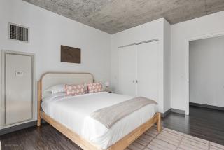 Linea Luxury Living with Indoor Pool and Rooftop Views in The Loop - 3