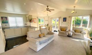 Lowena Lodge - 6