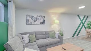 Cozy 2BR Suite Near Zoo & downtown Walk to C-Train - 5