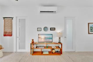 Seaside Caribbean Comfort - Between Beach and City - 2