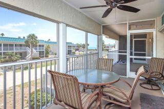 Glimpse the Gulf While Relaxing on H8’s Screened Lanai - 2