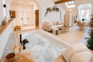 Sublime Loft avec Spa Privatif & Sauna, Hyper Centre, Parking facile - 0