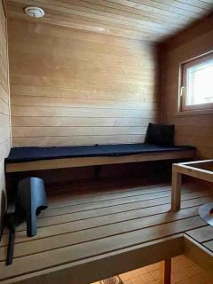 6BR Villa Near Lake - Sauna - BBQ - Yard - Sleeps 12 - 6