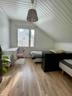 6BR Villa Near Lake - Sauna - BBQ - Yard - Sleeps 12 - 1