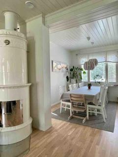 6BR Villa Near Lake - Sauna - BBQ - Yard - Sleeps 13 - 1