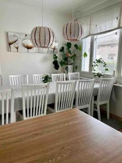 6BR Villa Near Lake - Sauna - BBQ - Yard - Sleeps 13 - 6