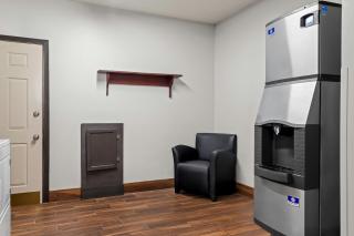 Red Roof Inn & Suites Tomah - 6