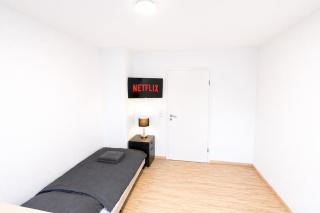 LETA Homes - Komfortable FeWo mit Traumbalkon mit flexiblem, Self-Check-In & eigenen Parkplätzen - 6