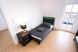 LETA Homes - Komfortable FeWo mit Traumbalkon mit flexiblem, Self-Check-In & eigenen Parkplätzen - 5