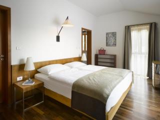 Private luxury Villa BIANCO on Solta for up to 10 persons, heated pool, free parking, very close to the beach! FREE Kajak & Mountainbikes, GREAT living area & privacy! - Rogač - 6