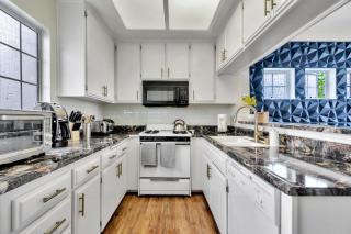 Chic Urban Oasis, Sleek Design, Designer Amenities and Private Patio Retreat - 4