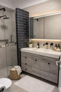 Spacious 2BR in Marousi - 5 min to OAKA & the Mall - 6