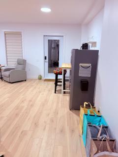 Private Spacious Walkout Suite Near Downtown - 3