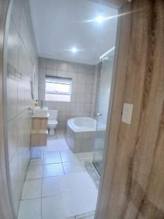 Comfort e Casa Guest Lodge Near OR Tambo Airport - 7