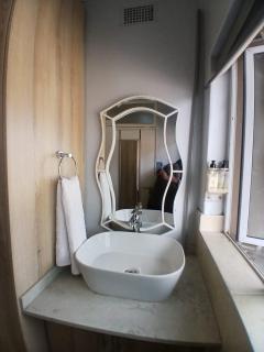 Comfort e Casa Guest Lodge Near OR Tambo Airport - 4