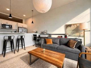Modern 1BR Apt with Rooftop, Gym, and Parking - 3