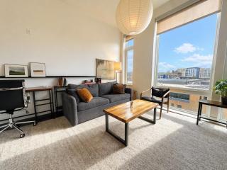 Modern 1BR Apt with Rooftop, Gym, and Parking - 7