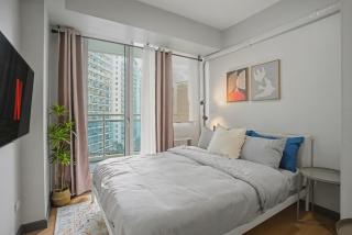 Bright & Cozy 2BR Azure Beach Pool Sleeps 7 - 7