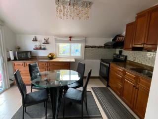 Niagara Nest Getaway - 2