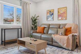 Family Escape Near AUS Games, Pool, EV Charger - 5