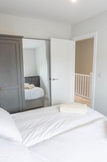Bensons Hill - Stylish 2-Bed Home with Garden & Parking - 6