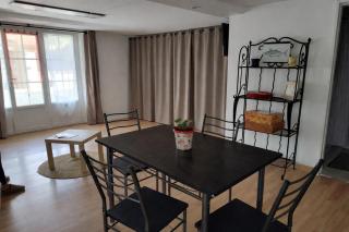 Logement 35m2 en rez de chaussée de notre maison, terrasse couverte , espace extérieur, parking privé fermé, a 3 km du centre ville du puy en Velay, tous commerces alimentaires à 200metres - 1