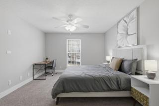 Chic 1BR getaway with modern finishes - 8