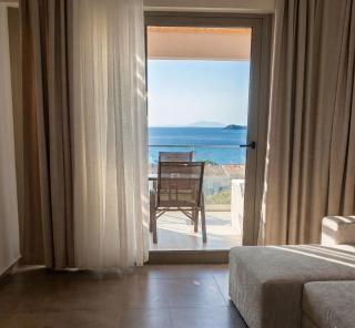Pnoé Sea View Suites - 6