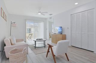 Cozy Coastal 2 Bedroom Apartment - 0