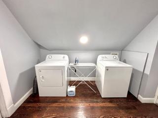 Spacious Yale 2BR with Full Kitchen & WiFi - 6