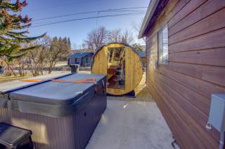 Red Lodge Cabin with Hot Tub about half Mi to Downtown! - 9