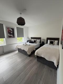Modern 4 Bedroom Home ,Sleeps 9, prime location only 5 minutes walk to Tottenham Stadium - 4