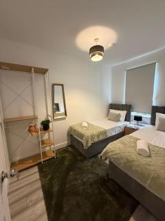 Modern 4 Bedroom Home ,Sleeps 9, prime location only 5 minutes walk to Tottenham Stadium - 6