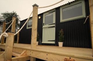 Spinney Wood Glamping, Oak Hut - 8