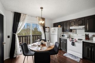 Holiday Island Escape with Panoramic Lake Views - 9