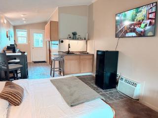 Private Bayou GuestSuite Studio Retreat - 2