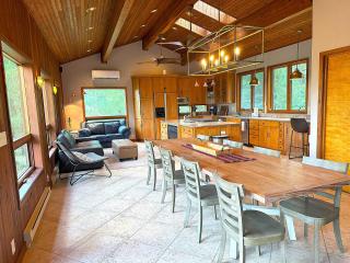 Grace Woods - Private Lake - Dock -Large Groups - 3 Entire Homes-Lake House - 8
