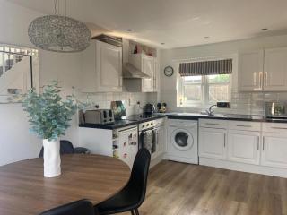 2-Br Sleeps 4 Near Beach w Garden Parking & Pets - 7