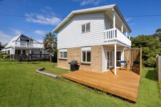 Barefoot at the Bay - Raglan Holiday Home - 0