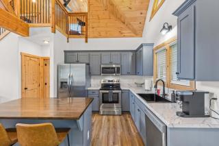 Hilltop Hideaway-NaturalBridge2m-Modern-HotTub - 9