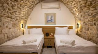 סוויטת תרפ''ט 12 בית אבן עתיק עם פטיו פרטי - 3