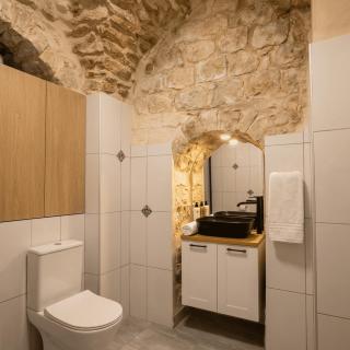 סוויטת תרפ''ט 12 בית אבן עתיק עם פטיו פרטי - 6