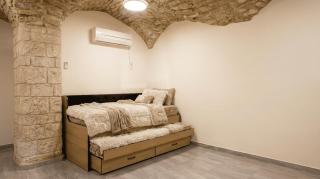 סוויטת תרפ''ט 12 בית אבן עתיק עם פטיו פרטי - 5