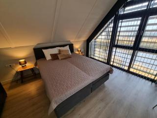 Luxurious detached water villa with jetty - 5