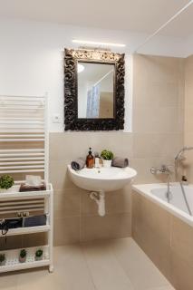 BNB FlyStay Balcony Retreat - 8