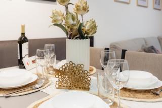 BNB FlyStay Balcony Retreat - 9