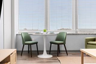 Bright 1BR with Floor-to-Ceiling Windows and Parking - 7